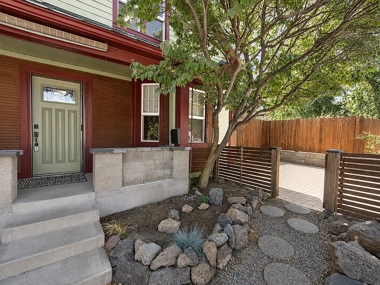 146 NW Jefferson Pl — Photo 3