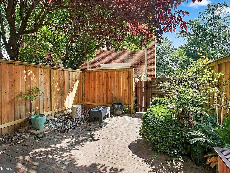 1225 Michigan Ct — Photo 16