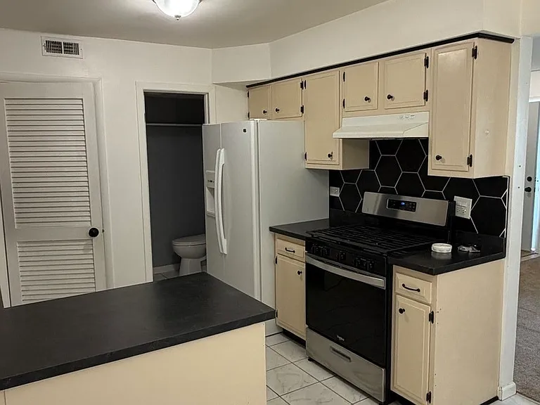 1305 Kingsbury Dr #E — Photo 3