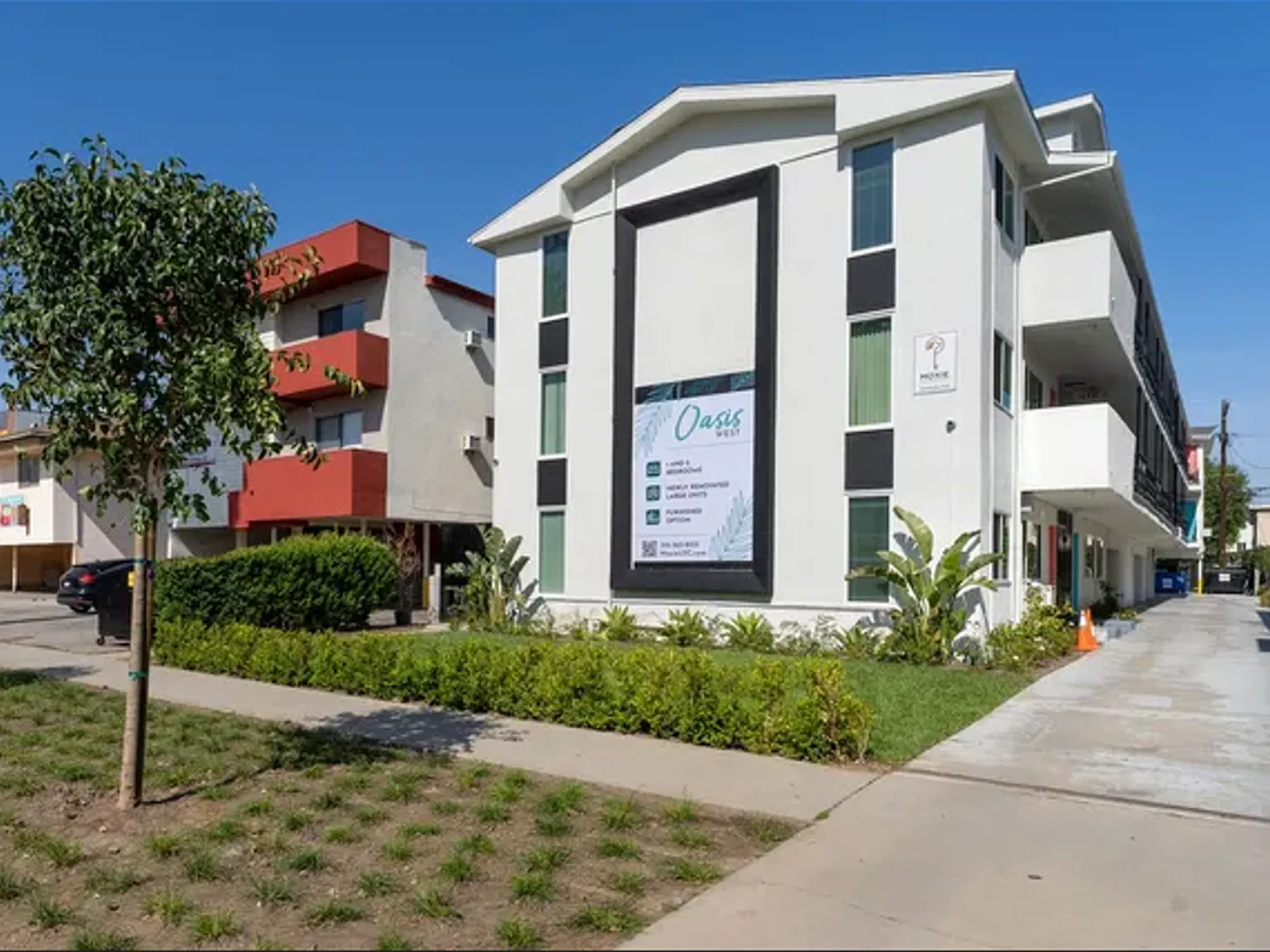 Oasis West — Photo 2
