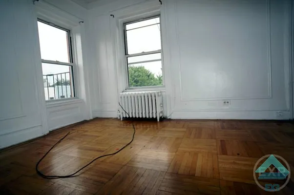 Rented by EXR | media 10