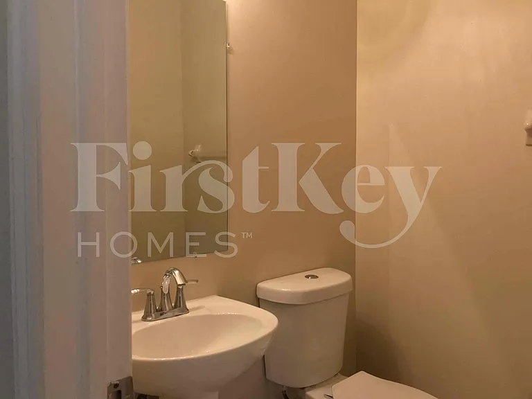 181 NE 30th Pl — Photo 4