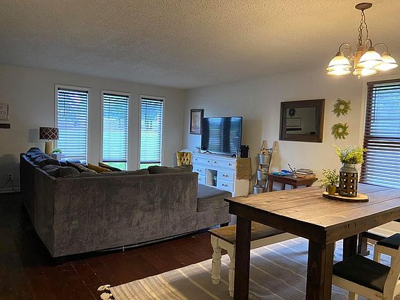 4th image of 995 Mill St