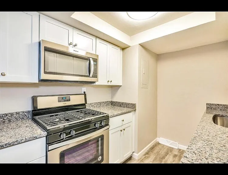 1135 S Oneida St #B — Photo 9