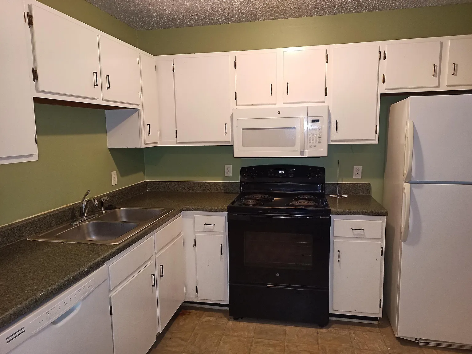 2 bed, 1.5 bath, 1050 sqft, $1,300 — Photo 4