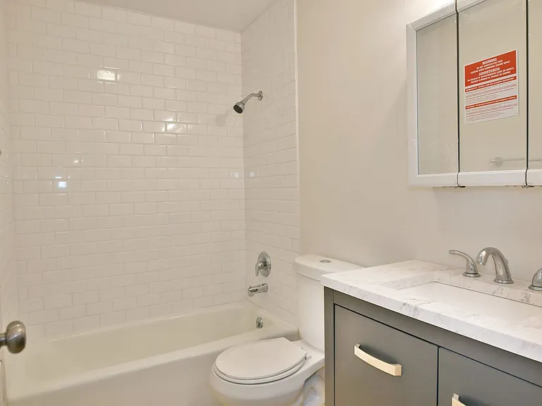 560 Gladys St — Photo 11