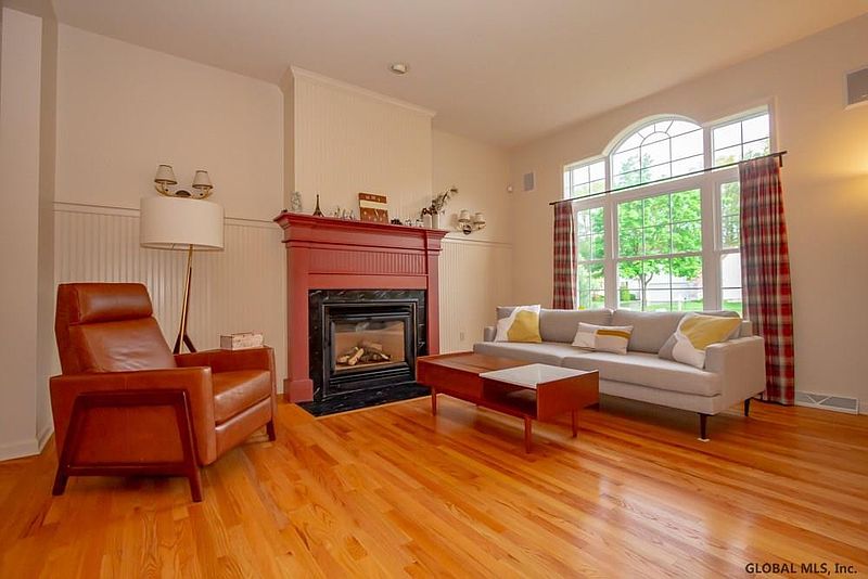 3rd image of 18 SUNDANCE Drive