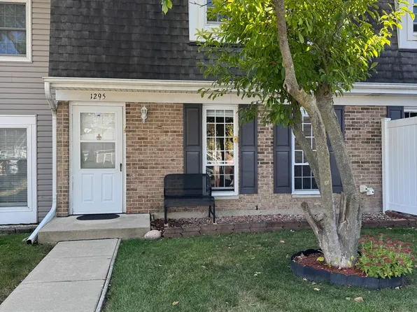 1295 Wandsworth Cir, Roselle, IL 60172