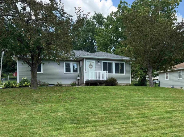 1412 Pleasant Valley Dr, Waterloo, IA 50701