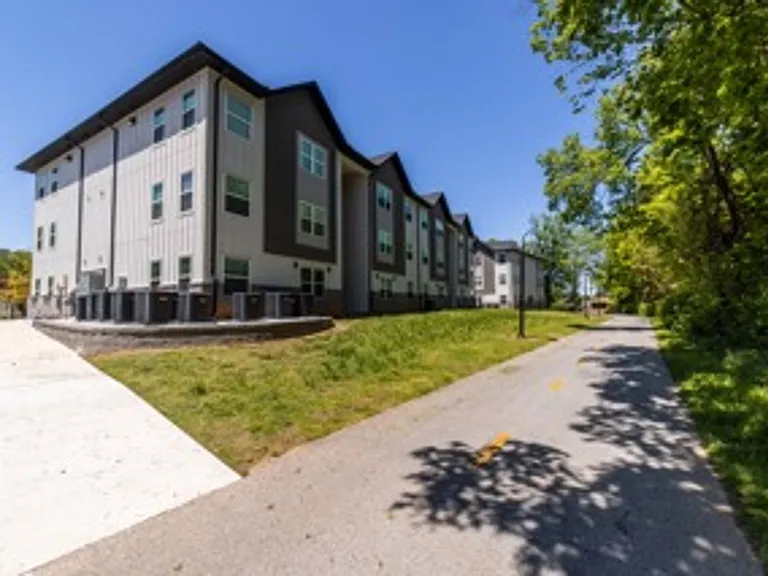 South Creekside Apartments — Photo 20