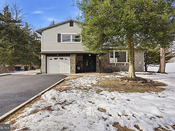 4th image of 323 Parry Rd