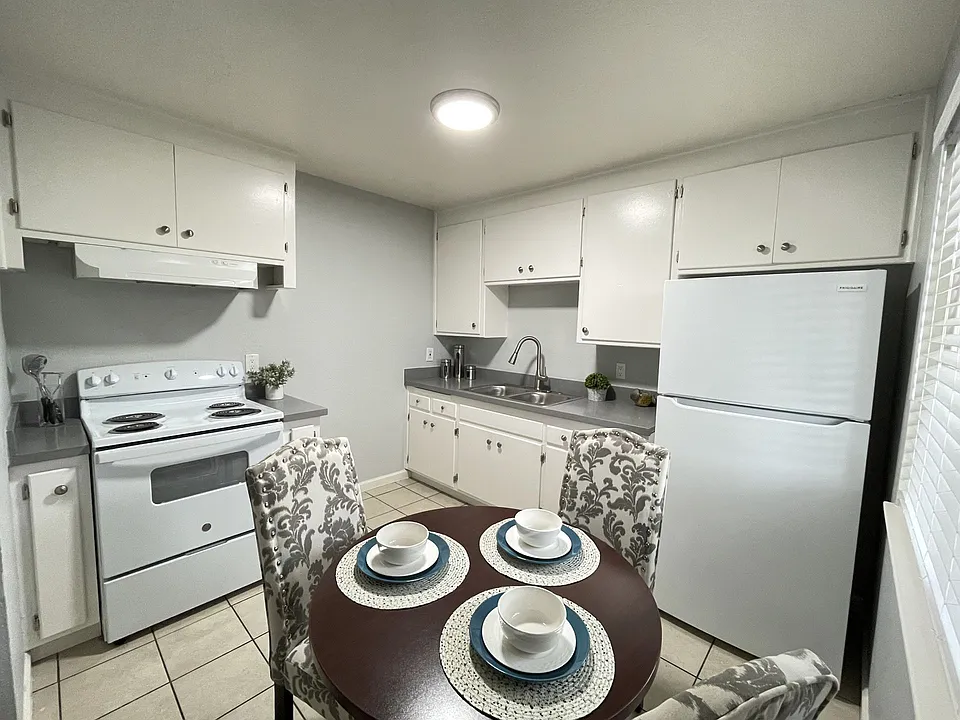 Lone Pine Apartments