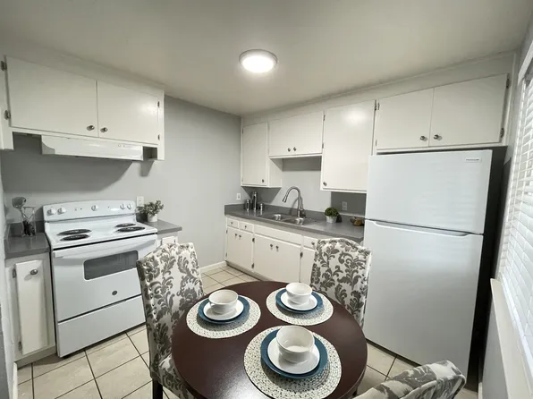 Lone Pine Apartments, 3544 Auburn Blvd #17, Sacramento, CA 95821