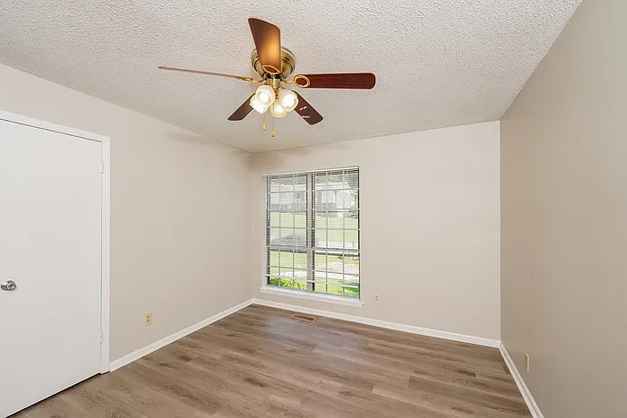 611 Ashwood Ln — Photo 7