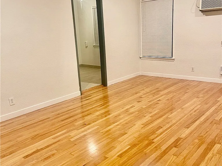 5758 Vineland Ave — Photo 16