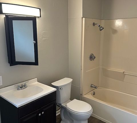 3rd image of 293 E Thornton St
