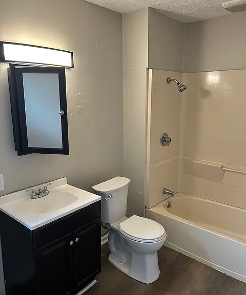 293 E Thornton St — Photo 3