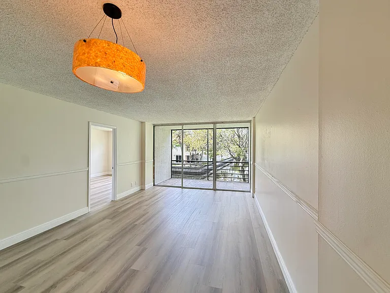 113 Royal Park Dr #2C — Photo 5