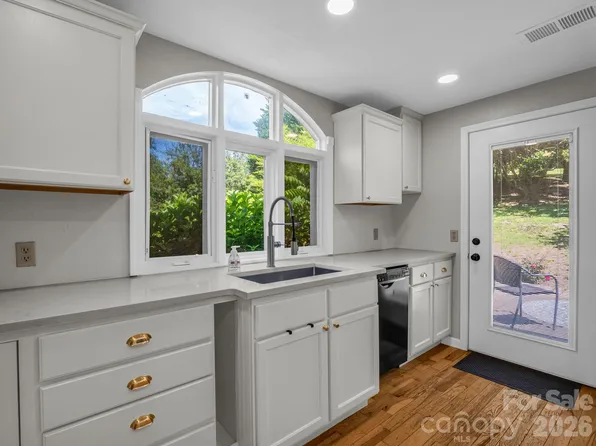 35 Chastain Hill Rd, Mills River, NC 28759