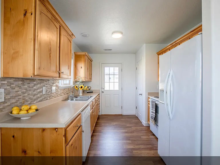 1069 S 1850 W — Photo 9