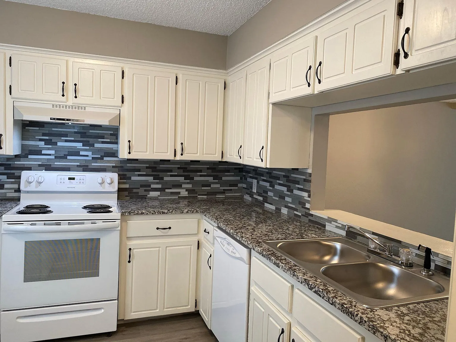 2 bed, 1.5 bath, 1253 sqft, $1,100 — Photo 4