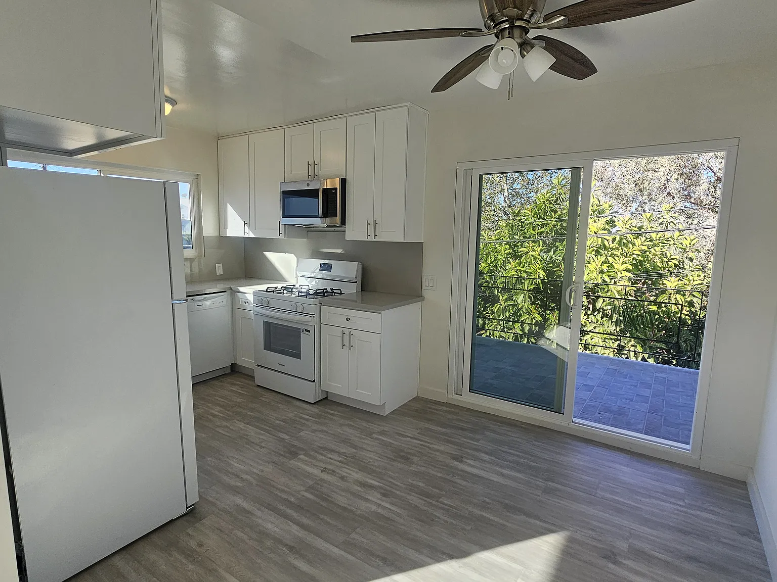 2 bed, 900 sqft, $3,145 — Photo 4