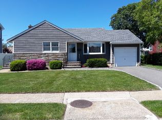 13 Mohawk Dr, Massapequa, NY 11758