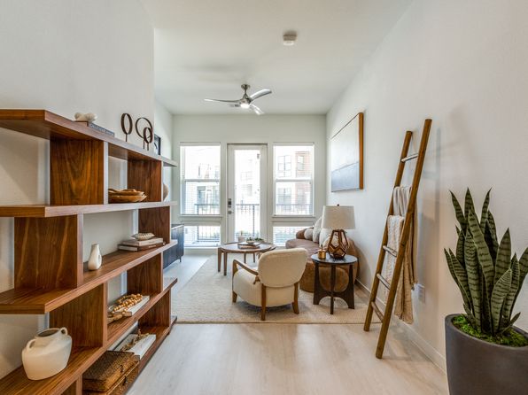 2900 NE Inner Loop #208