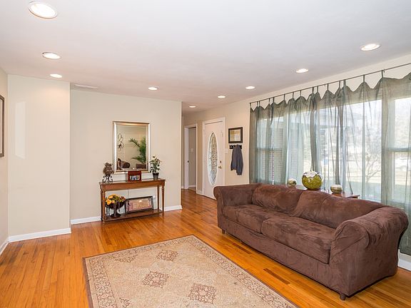 3rd image of 5819 Daphne Dr