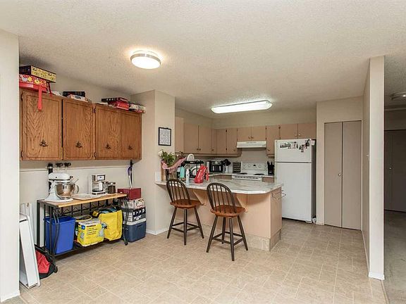 5th image of 10 S Valley Cres