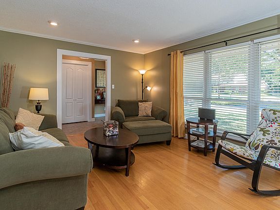 5th image of 833 Dorset Dr