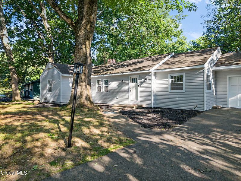 4th image of 8 Woodland Drive