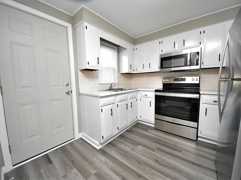 301 Granada Dr — Photo 9