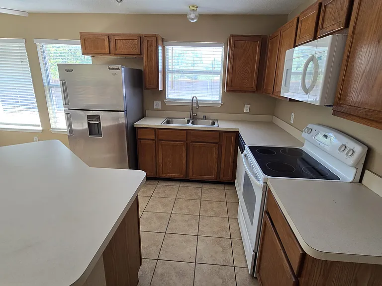 4512 Saddlebrook Dr — Photo 6