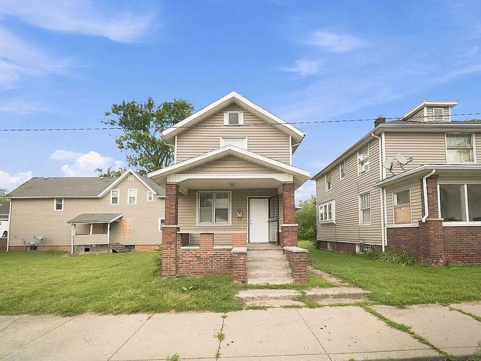 1211 Emily St