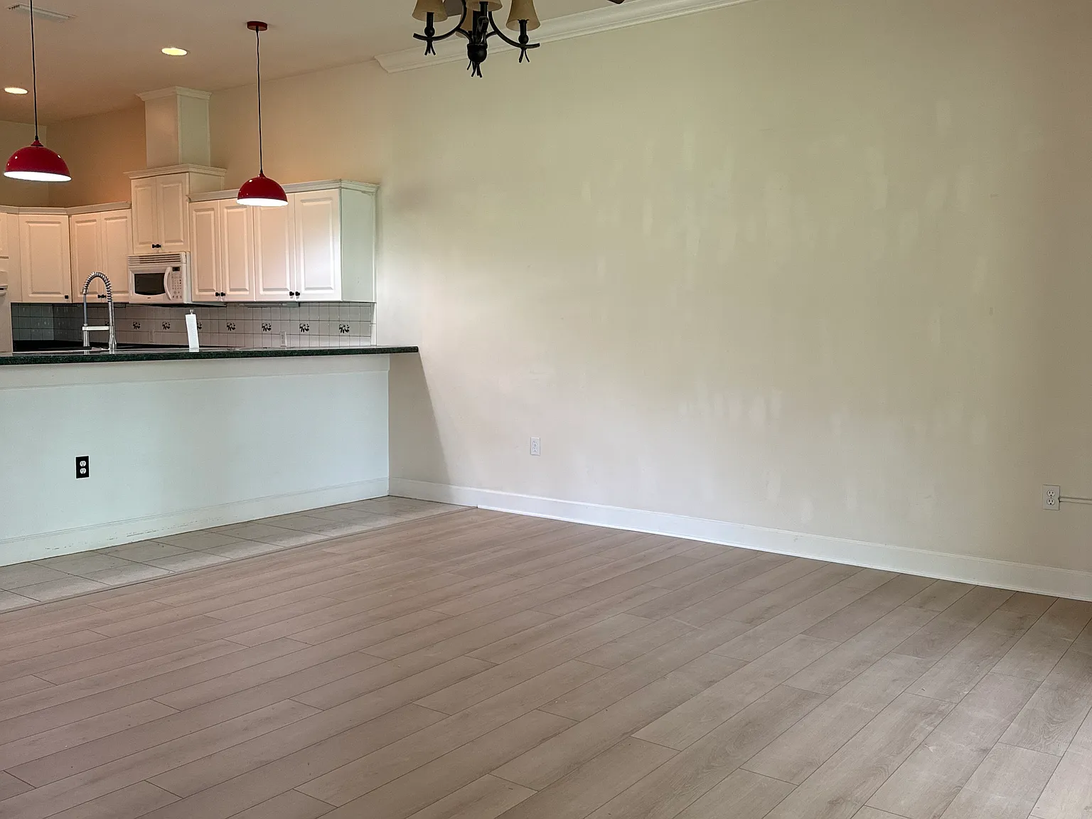 3 bed, 1830 sqft, $2,400 — Photo 2