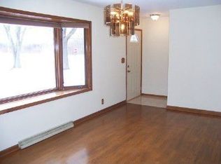 8212 W Hilltop Ln, Franklin, WI 53132