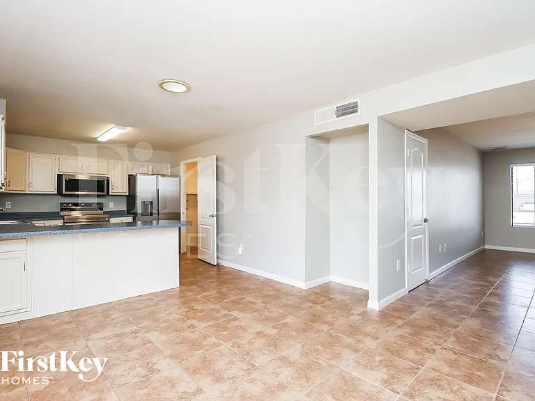 425 E Julie Dr — Photo 8