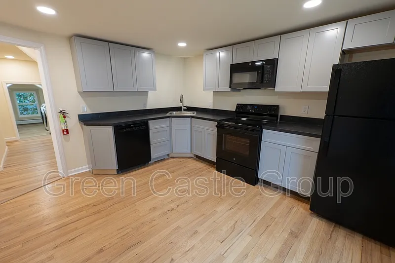 2 bed, 1.0 bath, $1,950 — Photo 2