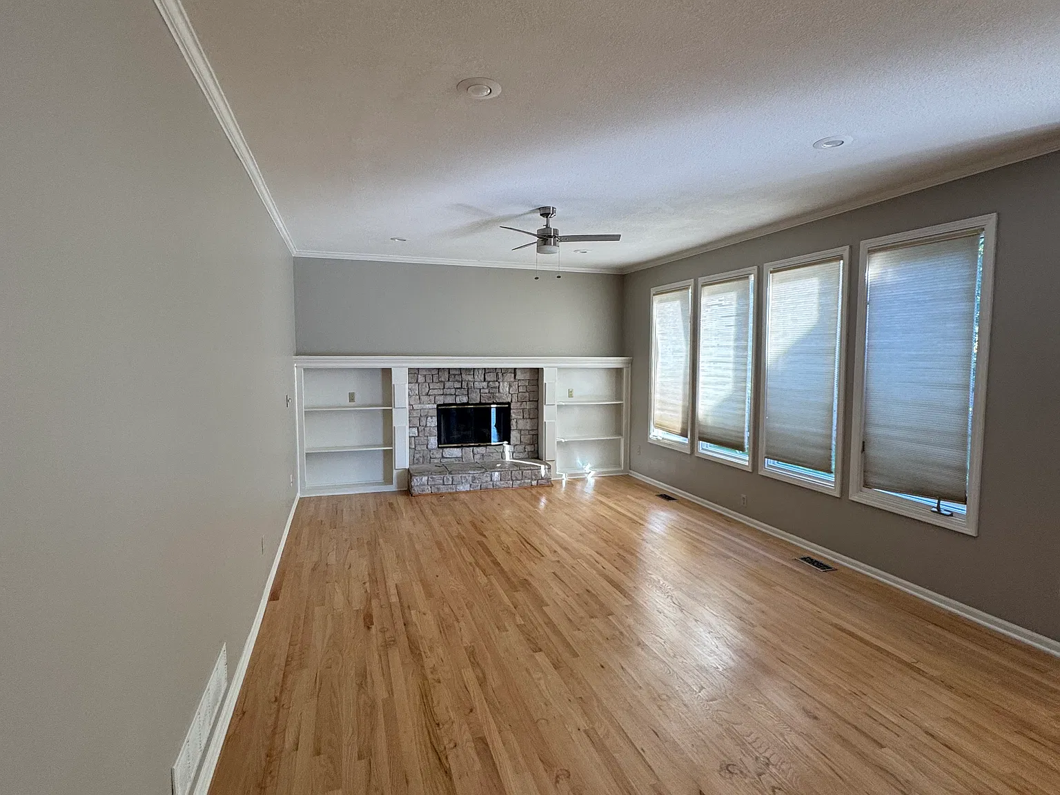 4 bed, 2933 sqft, $3,145 — Photo 2