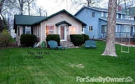 Front of Cottage : This is how it still looks today. Painted in 2009