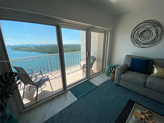 3rd image of 300 Bayview Dr APT 1612