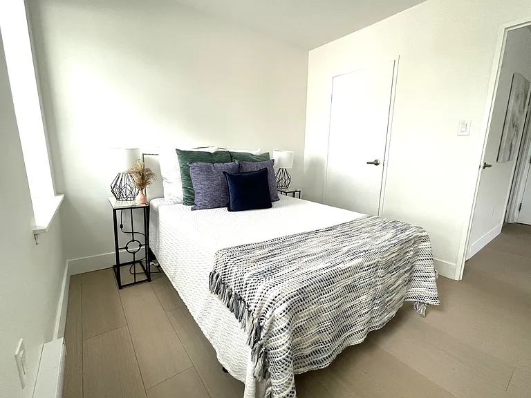 2373 Bloor St W — Photo 18
