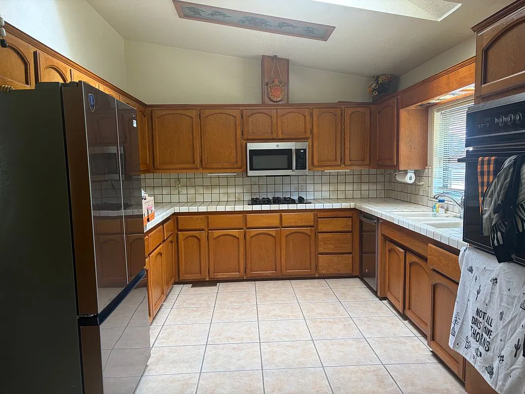 3 bed, 2.0 bath, 2086 sqft, $3,200 — Photo 2