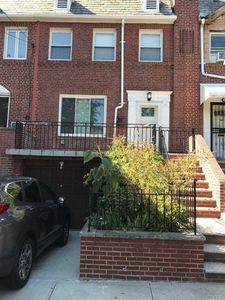 2556 42nd St, Astoria, NY, 11103