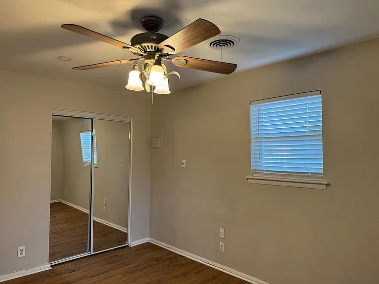 409 E Lilly Ln — Photo 4