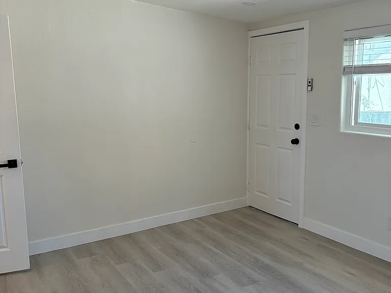 2827 E 6th St — Photo 19