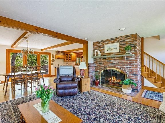 4th image of 11 Carlson Ln