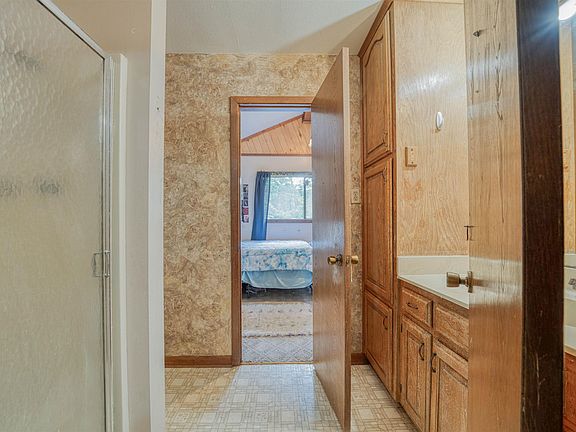 4th image of 15818 Mountainview Rd N