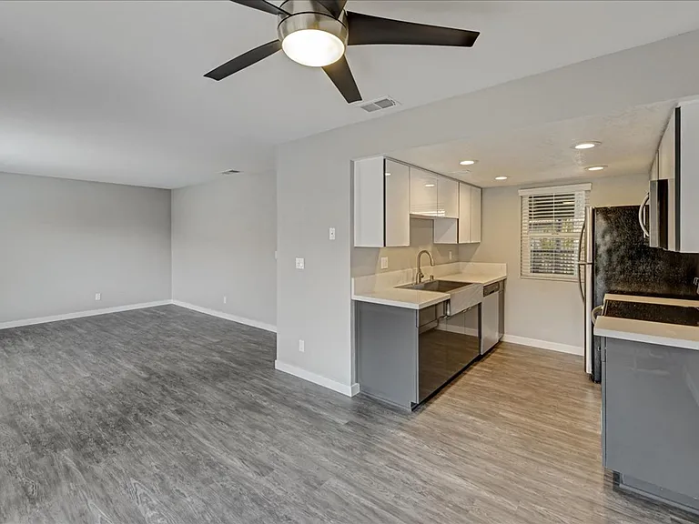 Corona Pointe Resort — Photo 40